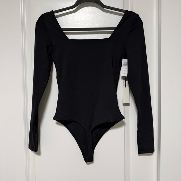 Aritzia Babaton Contour Bodysuit Long Sleeves Black Square Neck NWT - Picture 2 of 9